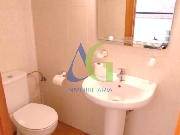 SE ALQUILA  ADOSADO DE TRES HABITACIONES EN TROBAJO DEL CAMINO.  URBANZIACION LAS MUNDINAS