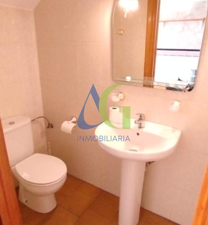 SE ALQUILA  ADOSADO DE TRES HABITACIONES EN TROBAJO DEL CAMINO.  URBANZIACION LAS MUNDINAS
