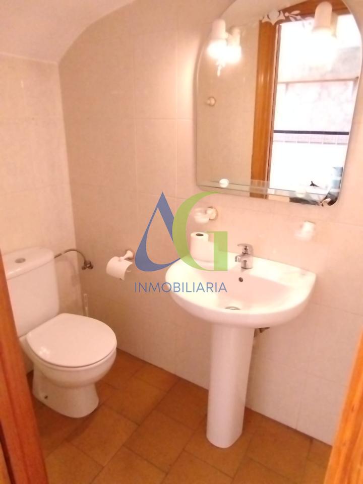 SE ALQUILA  ADOSADO DE TRES HABITACIONES EN TROBAJO DEL CAMINO.  URBANZIACION LAS MUNDINAS