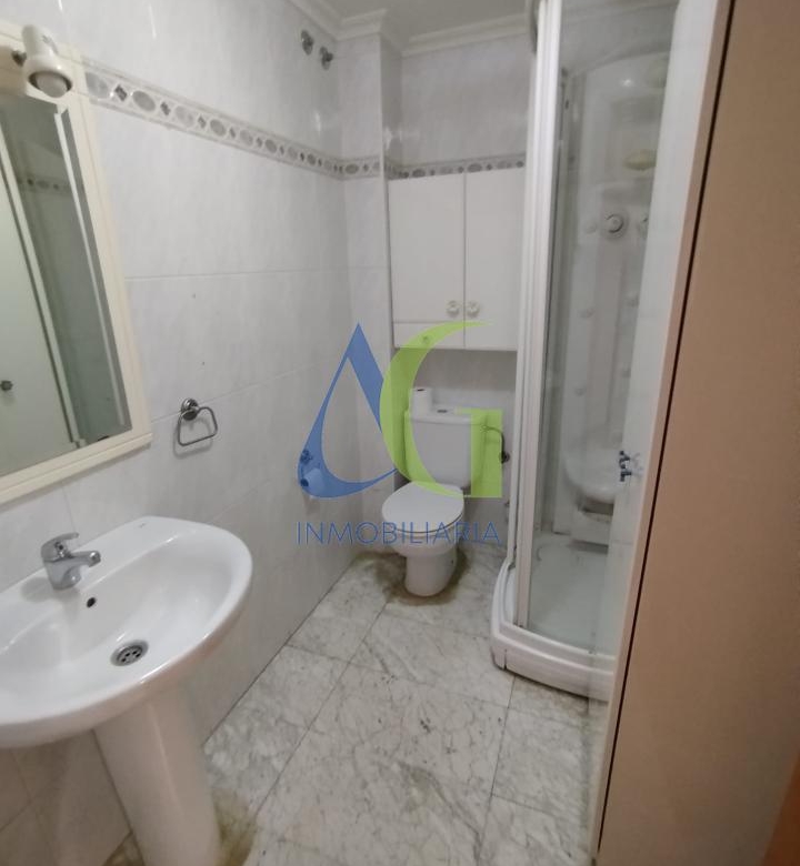 SE ALQUILA  ADOSADO DE TRES HABITACIONES EN TROBAJO DEL CAMINO.  URBANZIACION LAS MUNDINAS