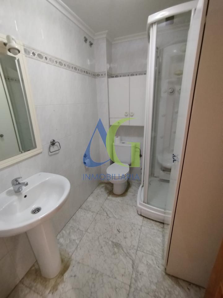 SE ALQUILA  ADOSADO DE TRES HABITACIONES EN TROBAJO DEL CAMINO.  URBANZIACION LAS MUNDINAS