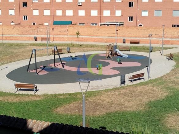 SE ALQUILA  ADOSADO DE TRES HABITACIONES EN TROBAJO DEL CAMINO.  URBANZIACION LAS MUNDINAS