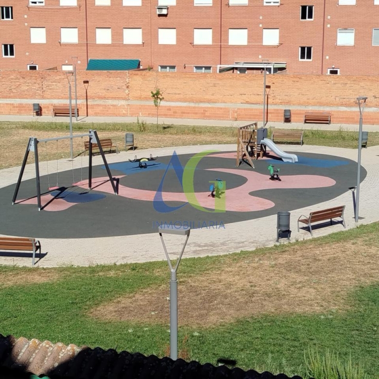 SE ALQUILA  ADOSADO DE TRES HABITACIONES EN TROBAJO DEL CAMINO.  URBANZIACION LAS MUNDINAS