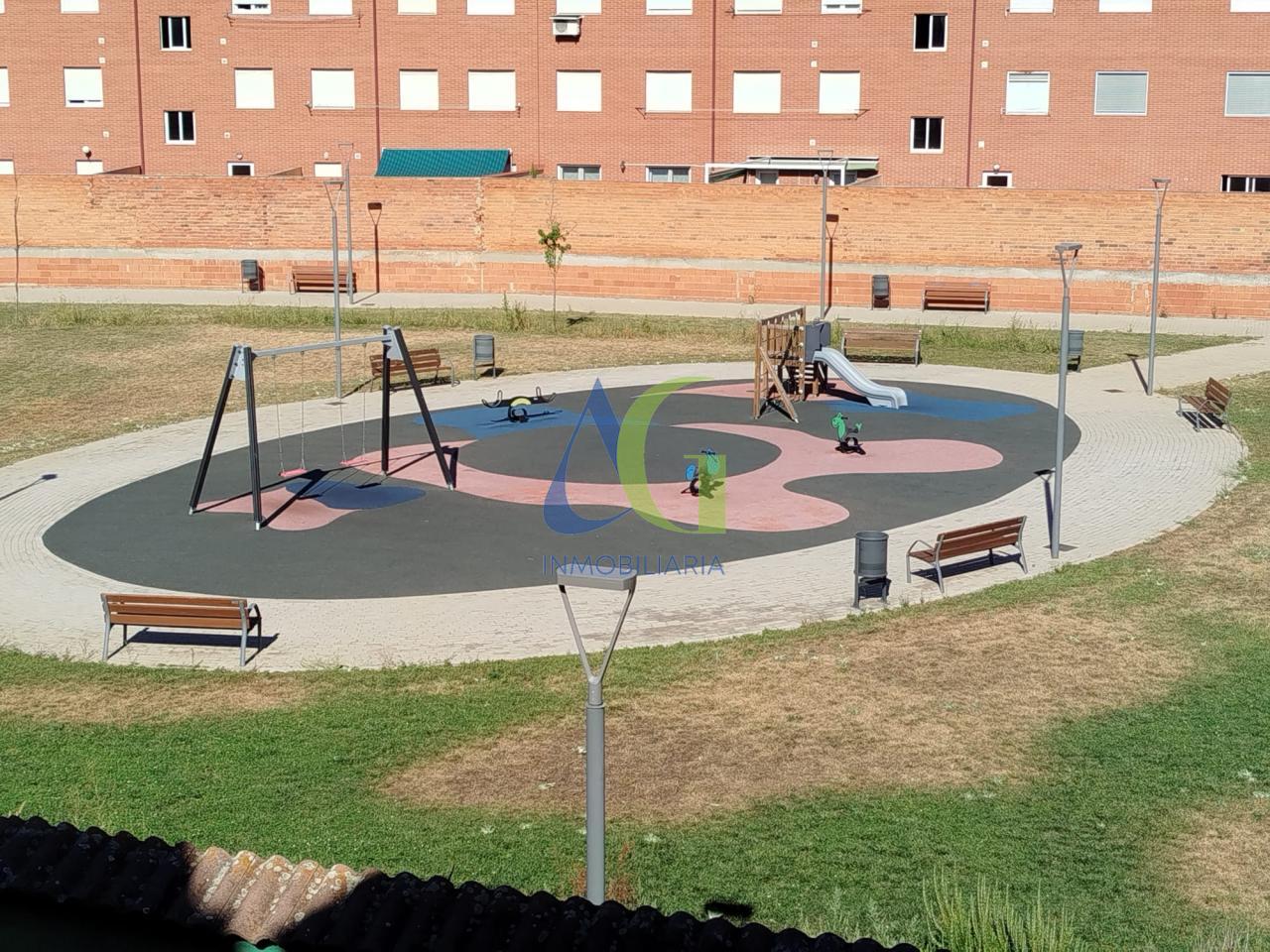 SE ALQUILA  ADOSADO DE TRES HABITACIONES EN TROBAJO DEL CAMINO.  URBANZIACION LAS MUNDINAS