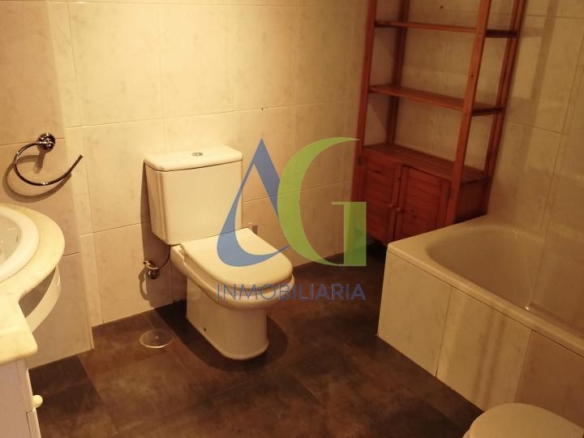 SE ALQUILA  ADOSADO DE TRES HABITACIONES EN TROBAJO DEL CAMINO.  URBANZIACION LAS MUNDINAS