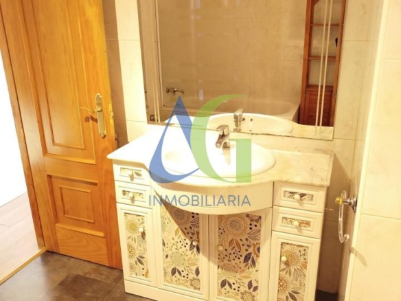 SE ALQUILA  ADOSADO DE TRES HABITACIONES EN TROBAJO DEL CAMINO.  URBANZIACION LAS MUNDINAS