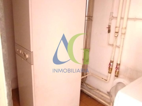 SE ALQUILA  ADOSADO DE TRES HABITACIONES EN TROBAJO DEL CAMINO.  URBANZIACION LAS MUNDINAS