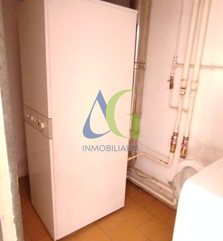 SE ALQUILA  ADOSADO DE TRES HABITACIONES EN TROBAJO DEL CAMINO.  URBANZIACION LAS MUNDINAS