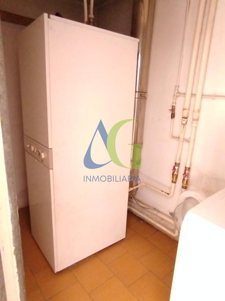 SE ALQUILA  ADOSADO DE TRES HABITACIONES EN TROBAJO DEL CAMINO.  URBANZIACION LAS MUNDINAS