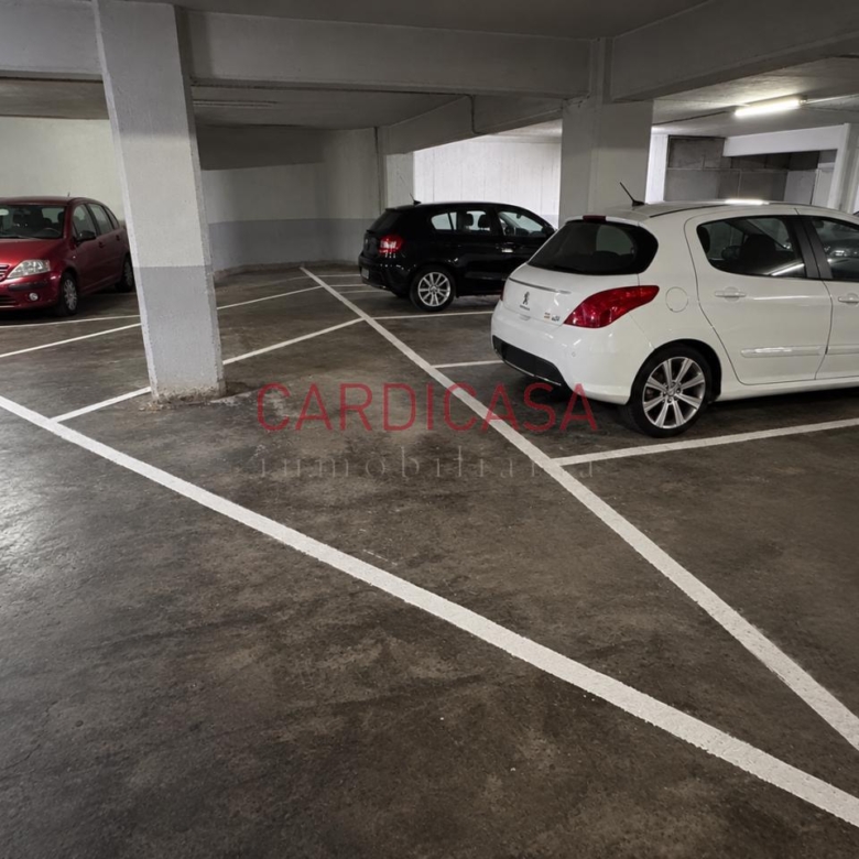 Plaza indicada para coche pequeño o moto.