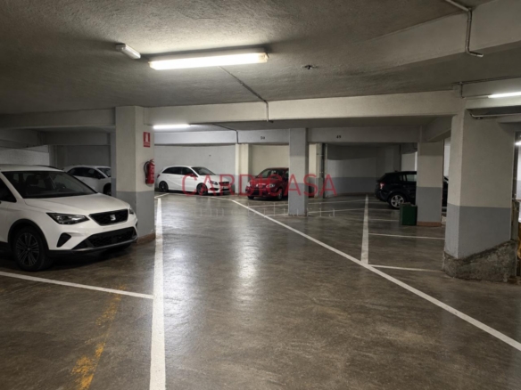 Plaza indicada para coche pequeño o moto.