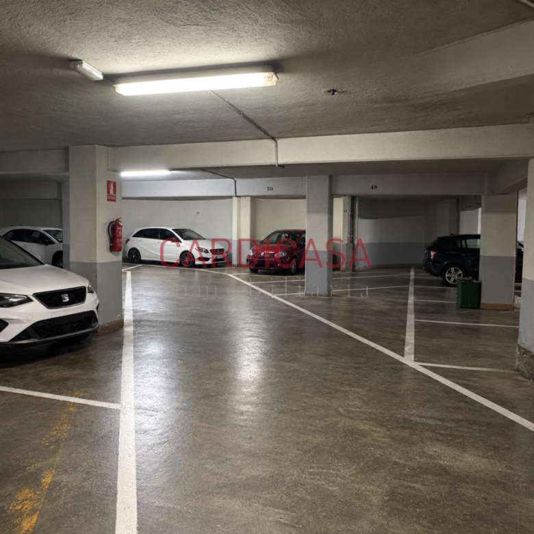 Plaza indicada para coche pequeño o moto.