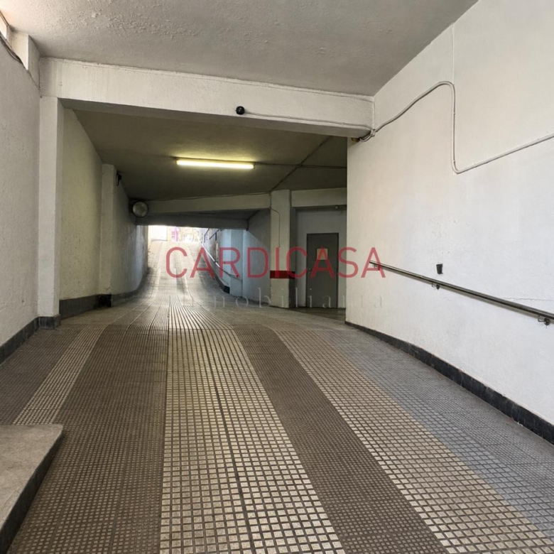 Plaza indicada para coche pequeño o moto.