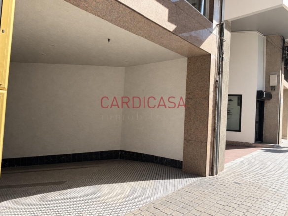 Plaza indicada para coche pequeño o moto.
