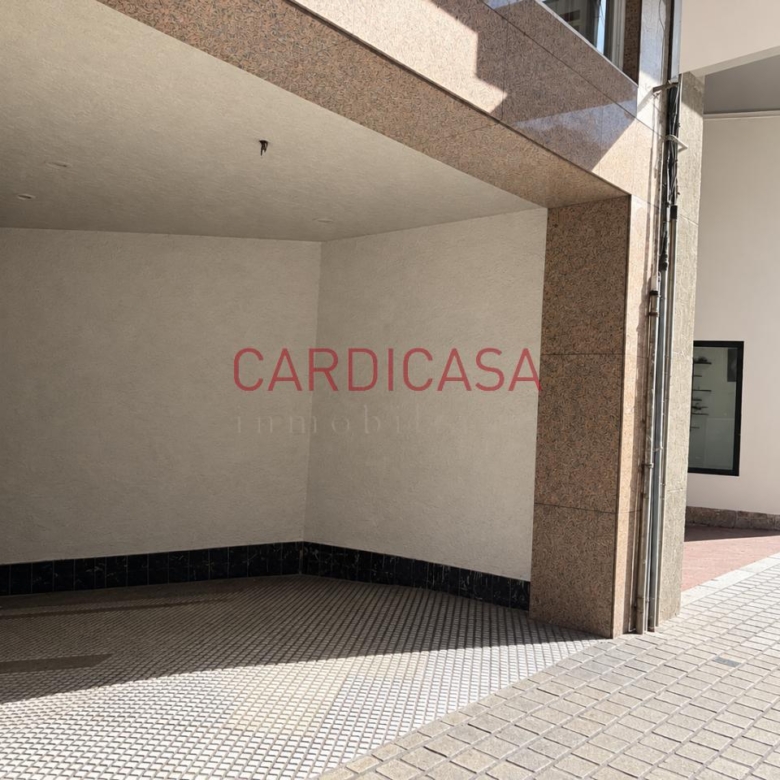 Plaza indicada para coche pequeño o moto.