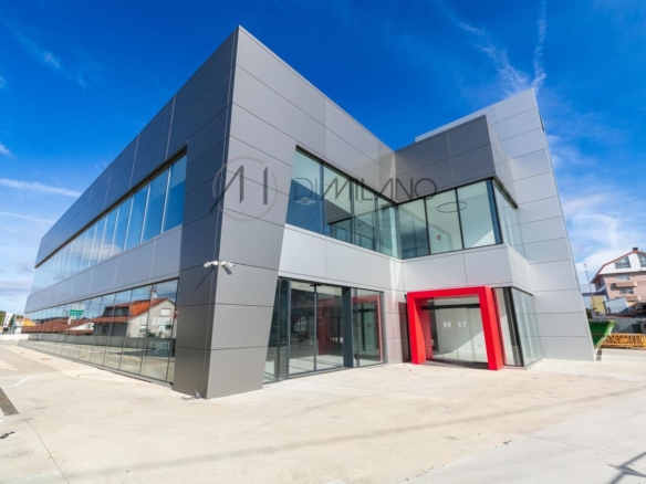 Nave industrial de 3.200 m² con licencia de concesionario y taller en Avenida de Madrid