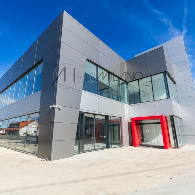Nave industrial de 3.200 m² con licencia de concesionario y taller en Avenida de Madrid