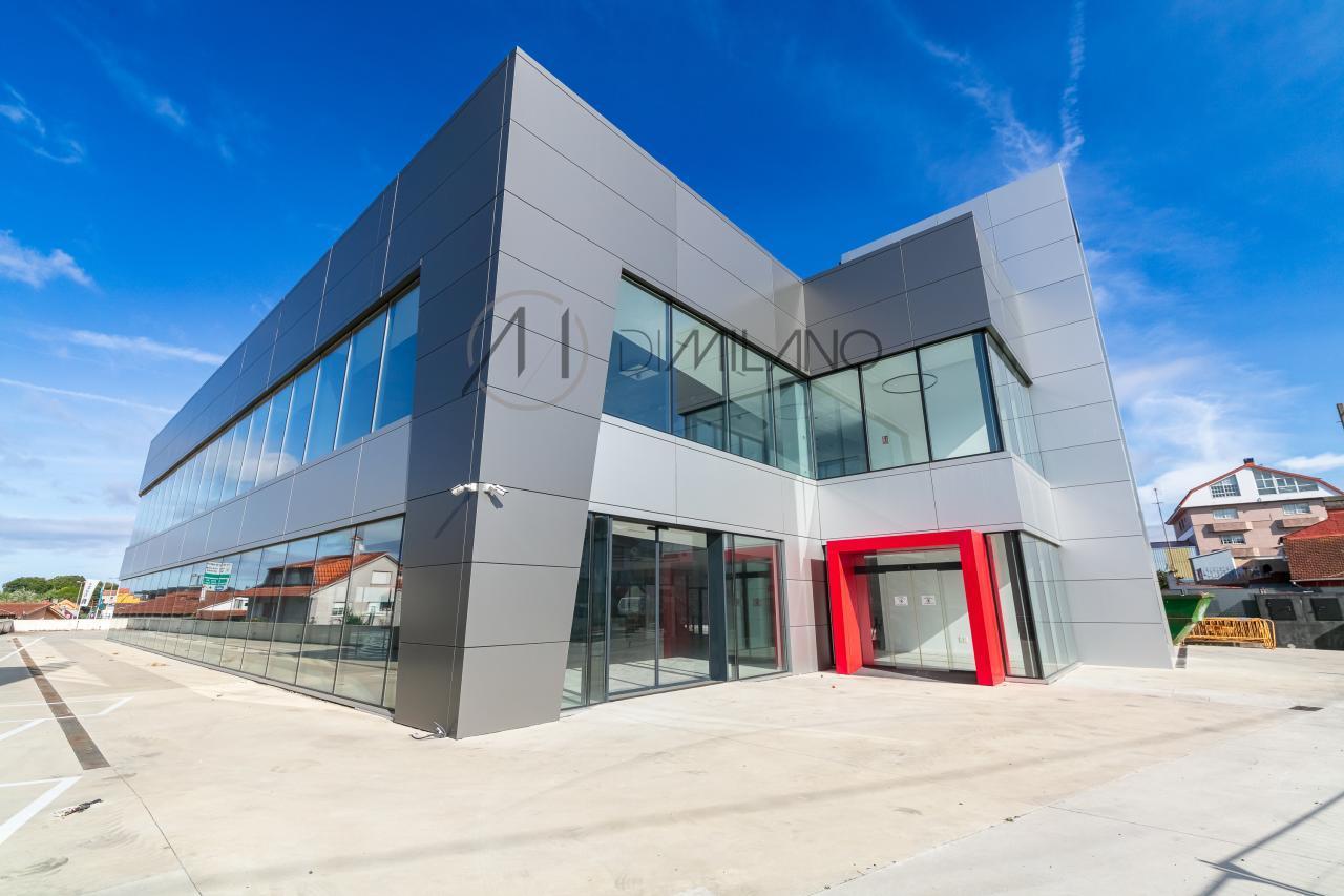 Nave industrial de 3.200 m² con licencia de concesionario y taller en Avenida de Madrid
