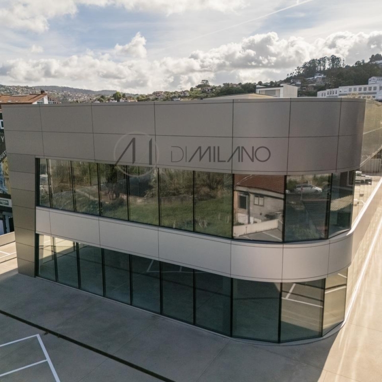 Nave industrial de 3.200 m² con licencia de concesionario y taller en Avenida de Madrid