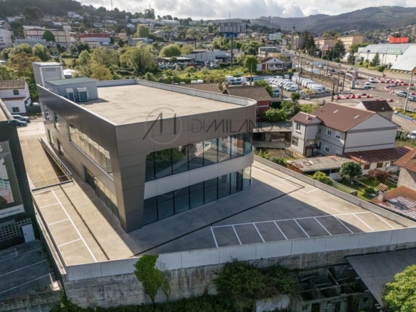Nave industrial de 3.200 m² con licencia de concesionario y taller en Avenida de Madrid