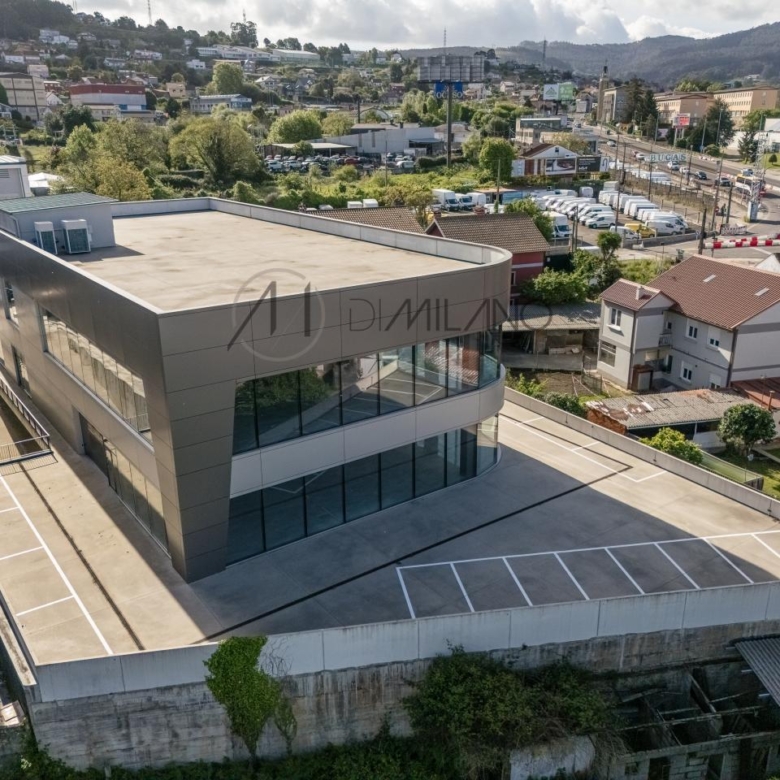 Nave industrial de 3.200 m² con licencia de concesionario y taller en Avenida de Madrid