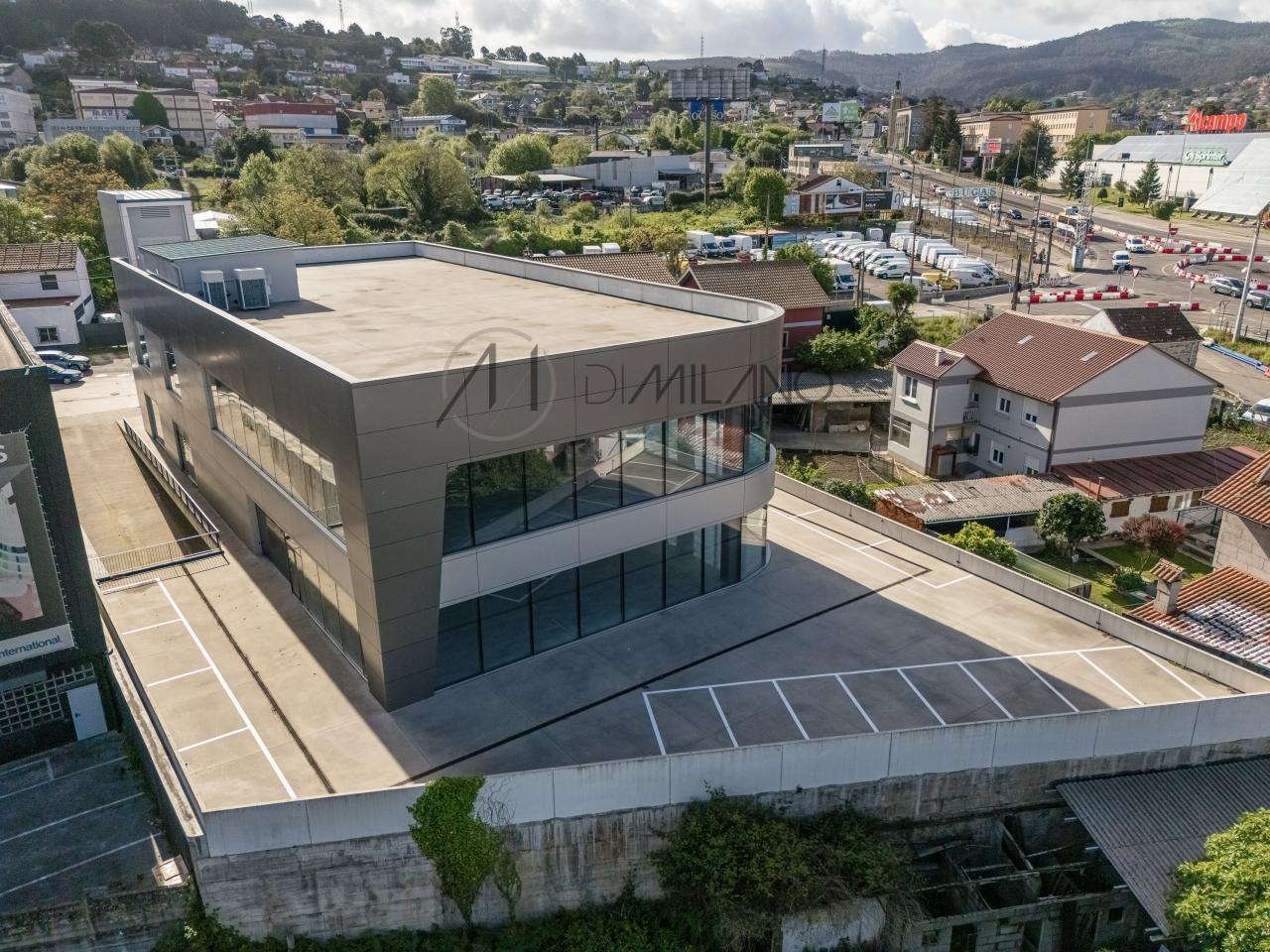 Nave industrial de 3.200 m² con licencia de concesionario y taller en Avenida de Madrid