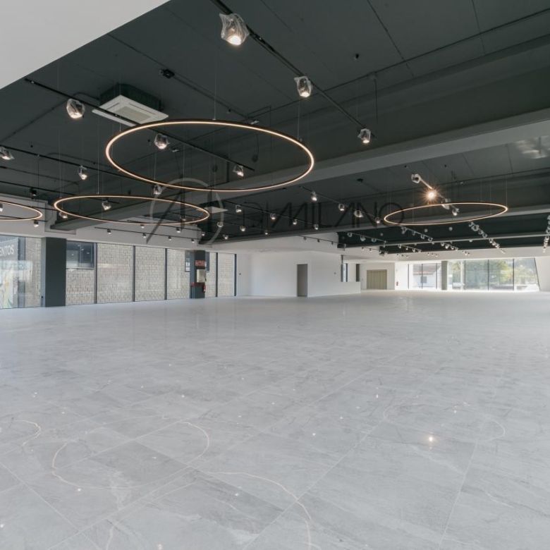 Nave industrial de 3.200 m² con licencia de concesionario y taller en Avenida de Madrid