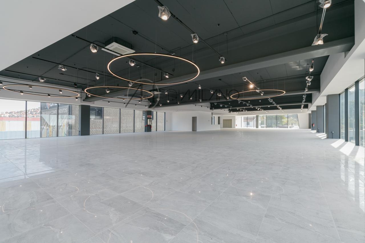 Nave industrial de 3.200 m² con licencia de concesionario y taller en Avenida de Madrid