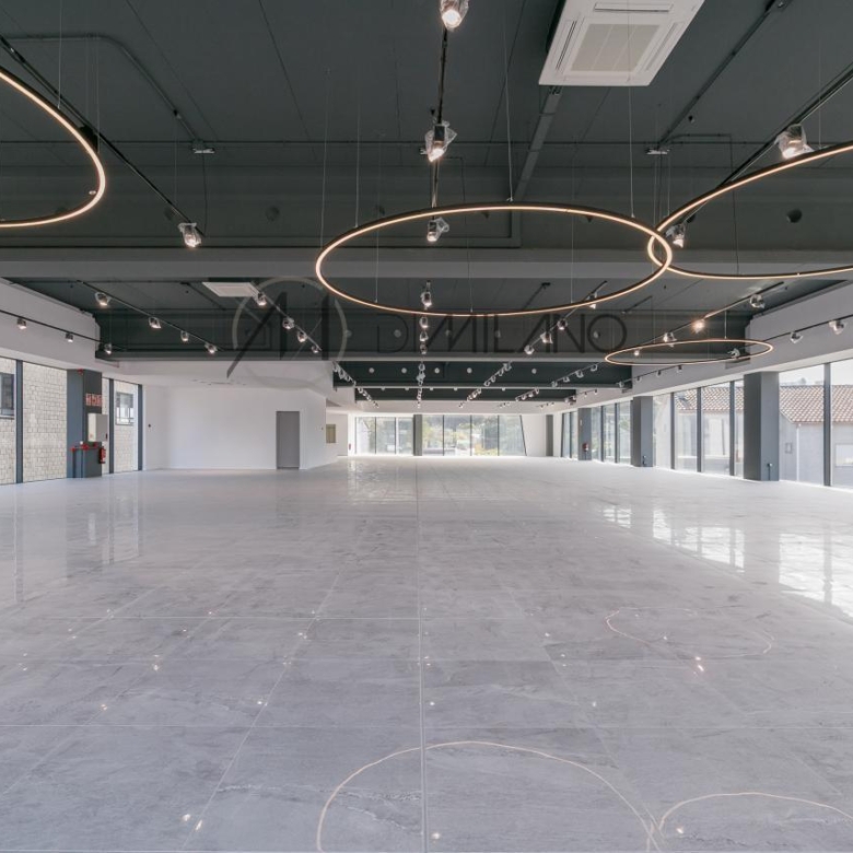 Nave industrial de 3.200 m² con licencia de concesionario y taller en Avenida de Madrid