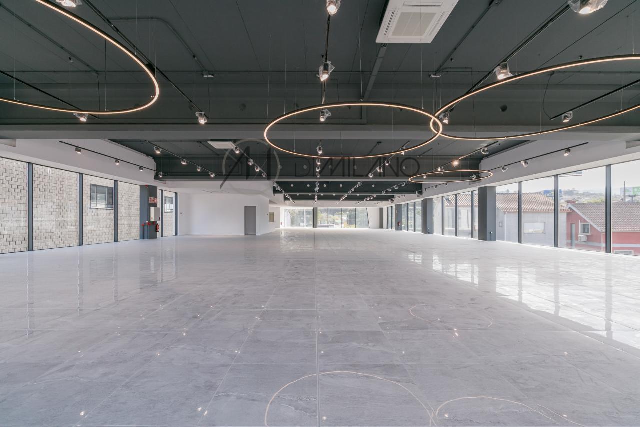 Nave industrial de 3.200 m² con licencia de concesionario y taller en Avenida de Madrid