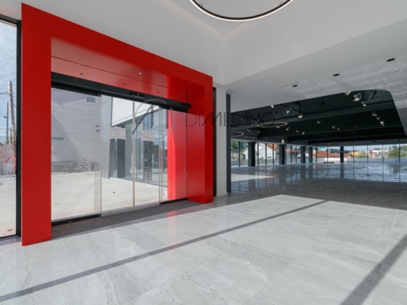 Nave industrial de 3.200 m² con licencia de concesionario y taller en Avenida de Madrid