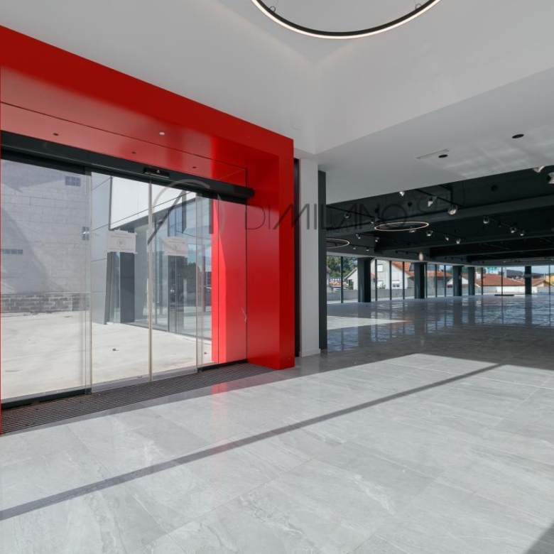Nave industrial de 3.200 m² con licencia de concesionario y taller en Avenida de Madrid