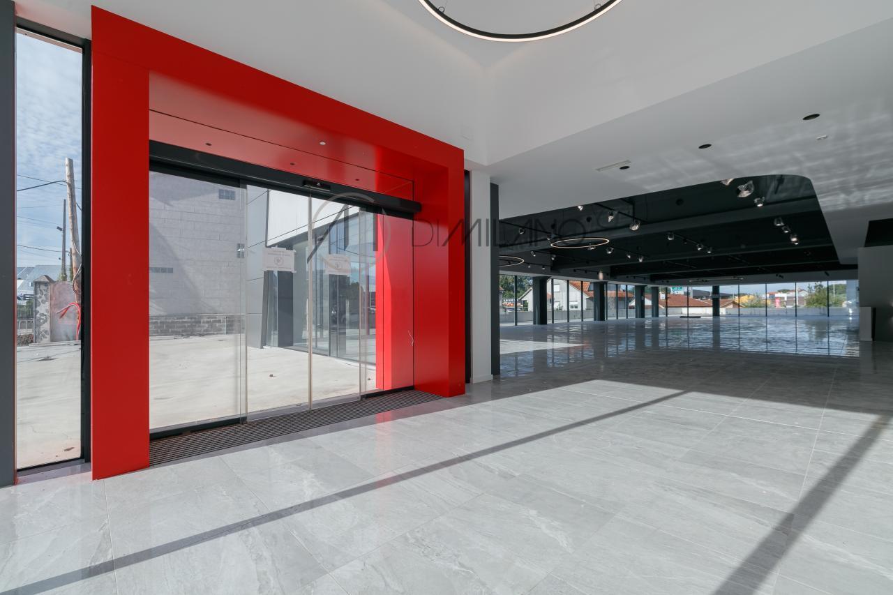 Nave industrial de 3.200 m² con licencia de concesionario y taller en Avenida de Madrid
