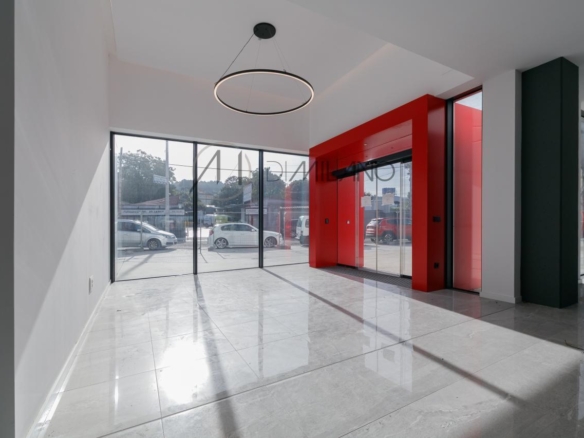 Nave industrial de 3.200 m² con licencia de concesionario y taller en Avenida de Madrid