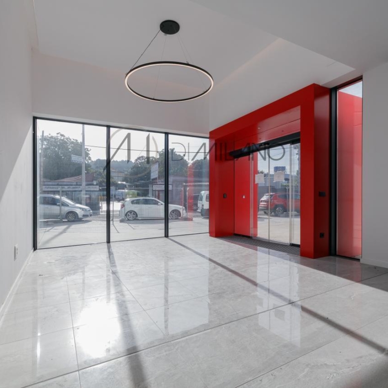 Nave industrial de 3.200 m² con licencia de concesionario y taller en Avenida de Madrid