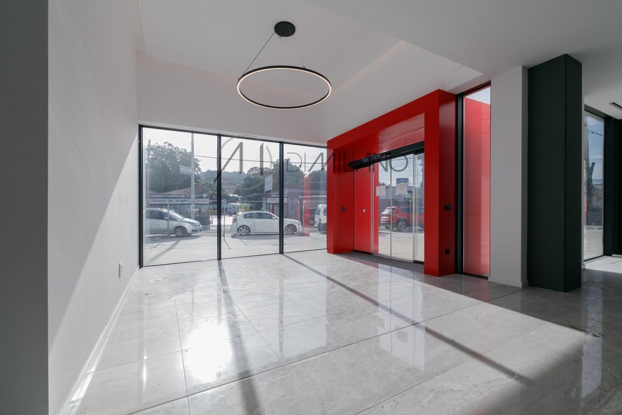 Nave industrial de 3.200 m² con licencia de concesionario y taller en Avenida de Madrid