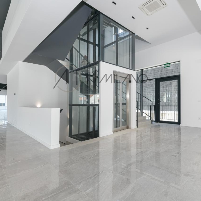 Nave industrial de 3.200 m² con licencia de concesionario y taller en Avenida de Madrid