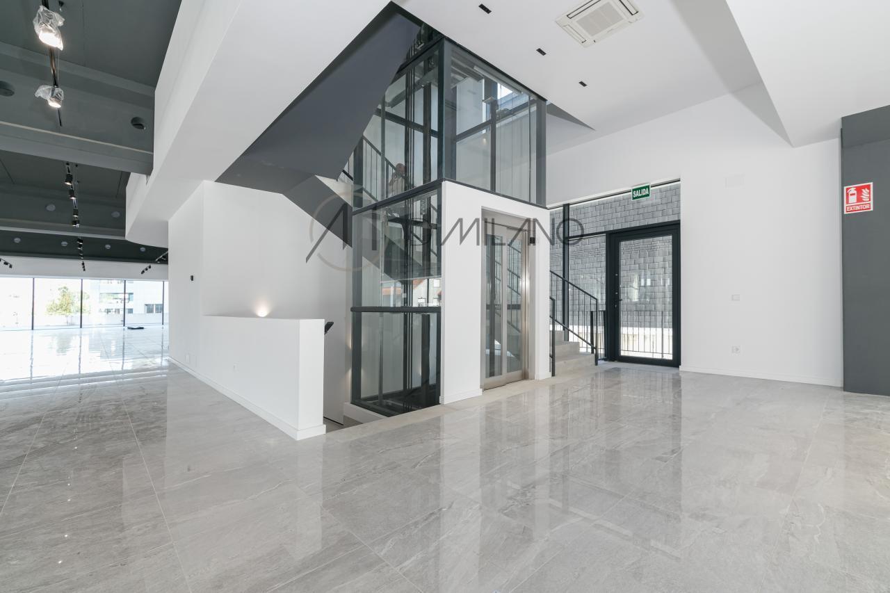 Nave industrial de 3.200 m² con licencia de concesionario y taller en Avenida de Madrid