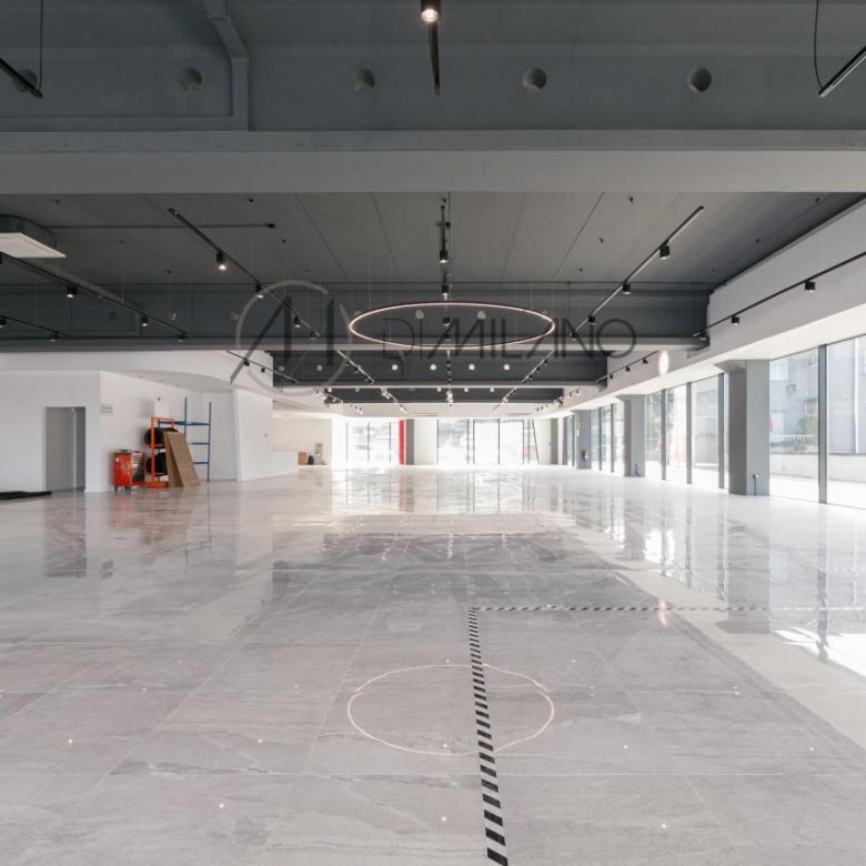 Nave industrial de 3.200 m² con licencia de concesionario y taller en Avenida de Madrid
