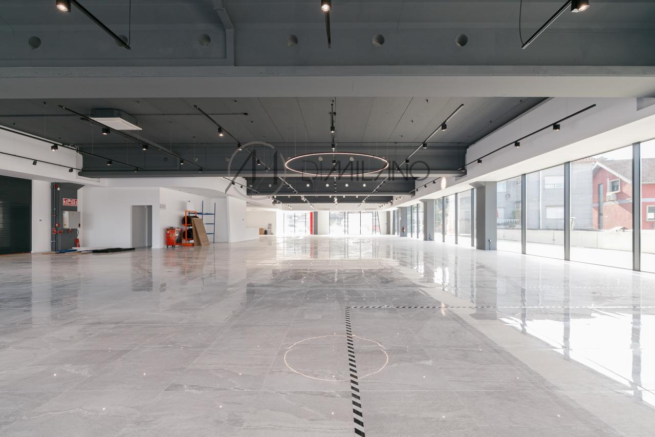 Nave industrial de 3.200 m² con licencia de concesionario y taller en Avenida de Madrid