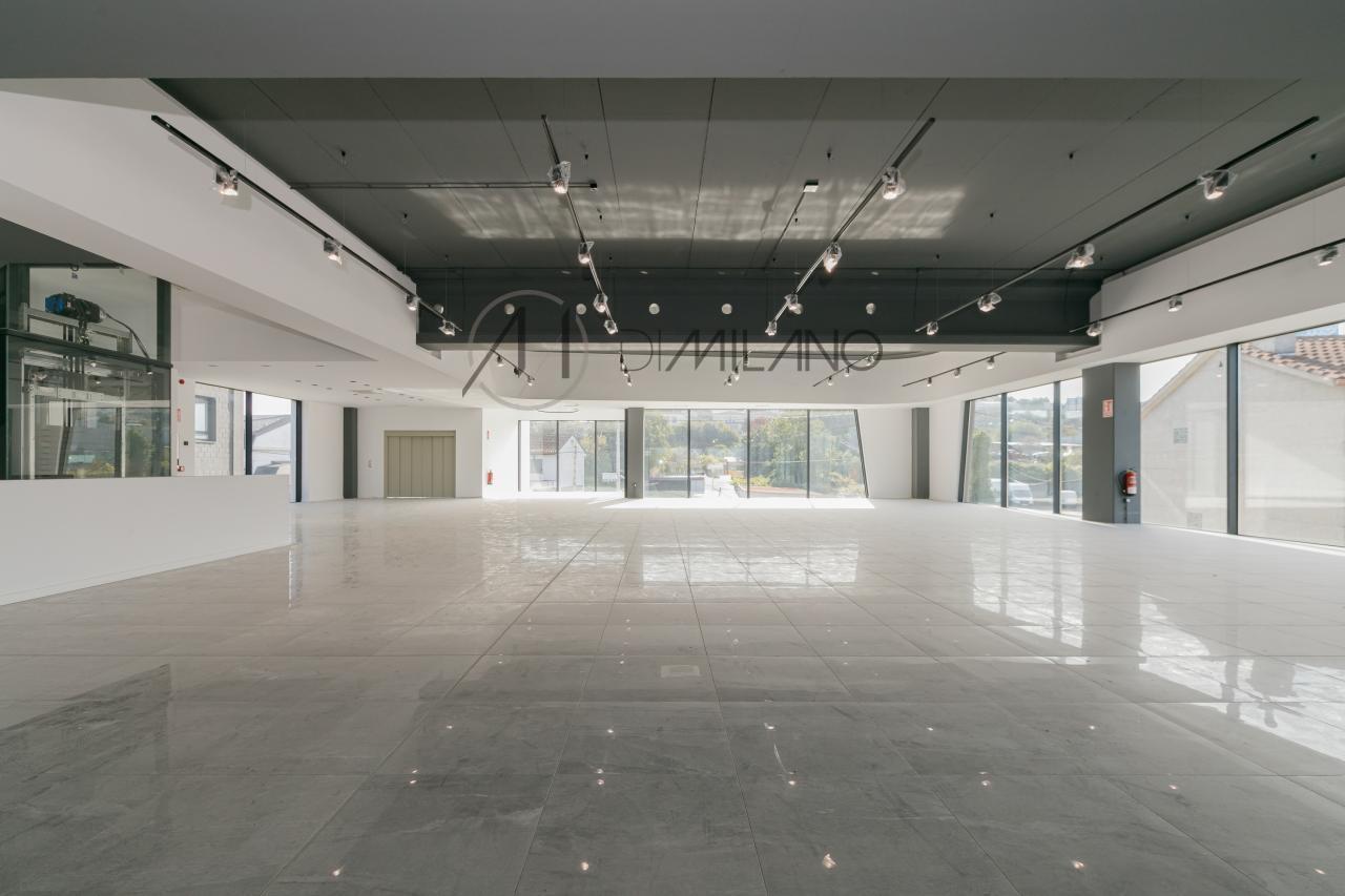 Nave industrial de 3.200 m² con licencia de concesionario y taller en Avenida de Madrid