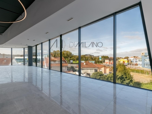 Nave industrial de 3.200 m² con licencia de concesionario y taller en Avenida de Madrid