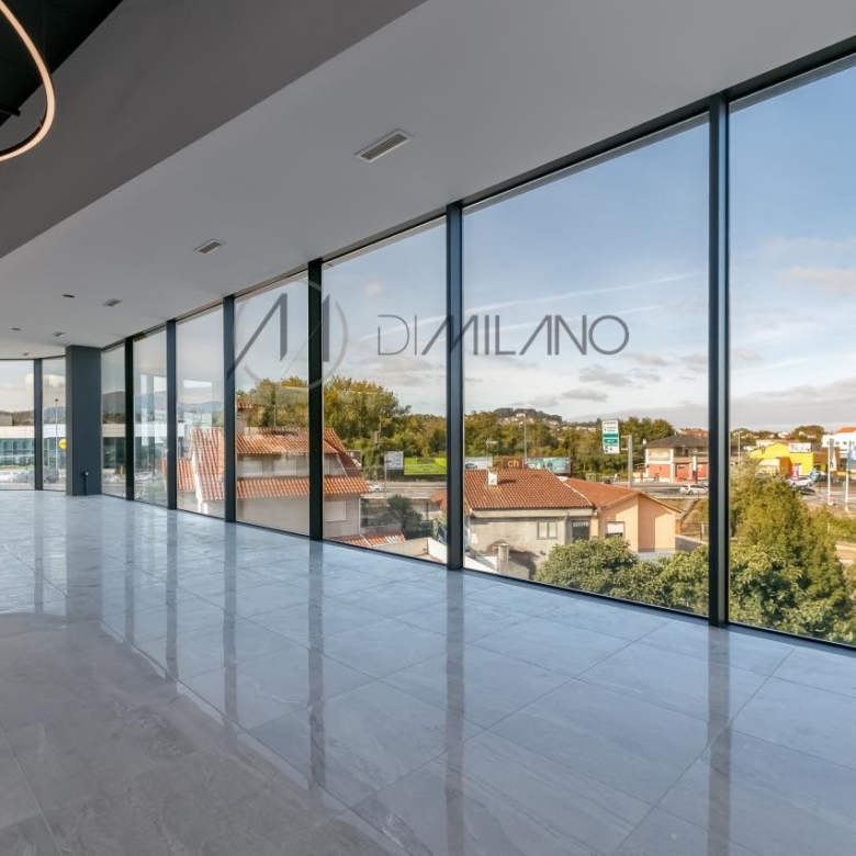Nave industrial de 3.200 m² con licencia de concesionario y taller en Avenida de Madrid
