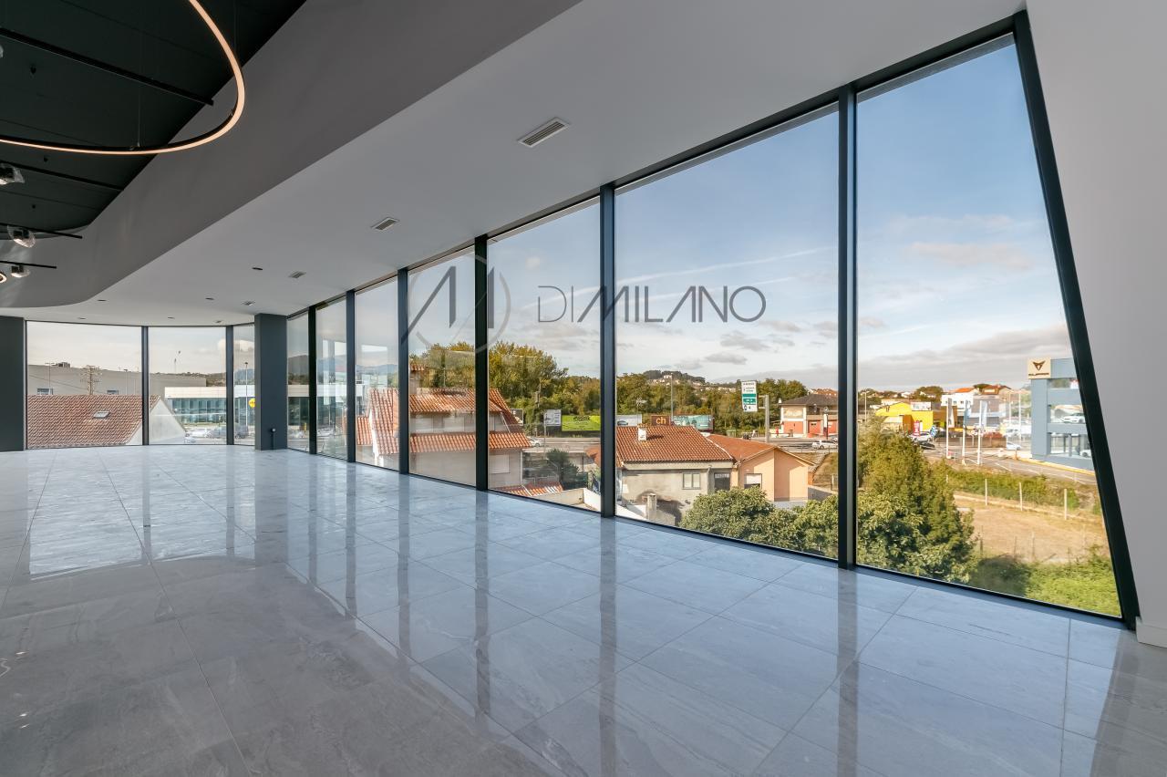 Nave industrial de 3.200 m² con licencia de concesionario y taller en Avenida de Madrid