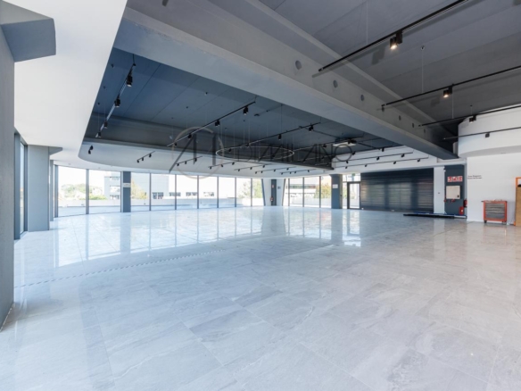 Nave industrial de 3.200 m² con licencia de concesionario y taller en Avenida de Madrid