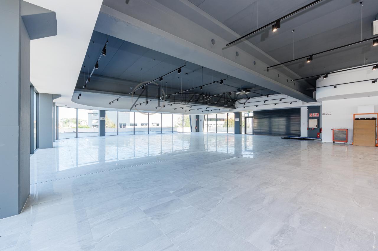 Nave industrial de 3.200 m² con licencia de concesionario y taller en Avenida de Madrid