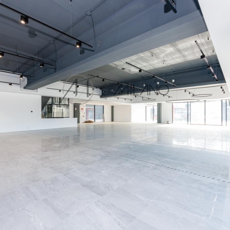 Nave industrial de 3.200 m² con licencia de concesionario y taller en Avenida de Madrid