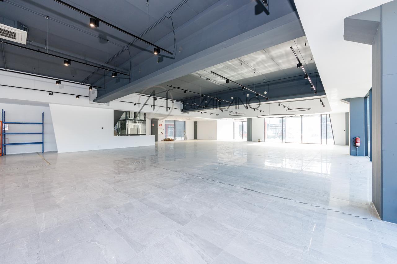 Nave industrial de 3.200 m² con licencia de concesionario y taller en Avenida de Madrid