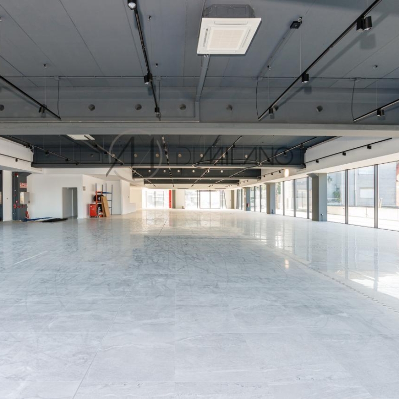 Nave industrial de 3.200 m² con licencia de concesionario y taller en Avenida de Madrid
