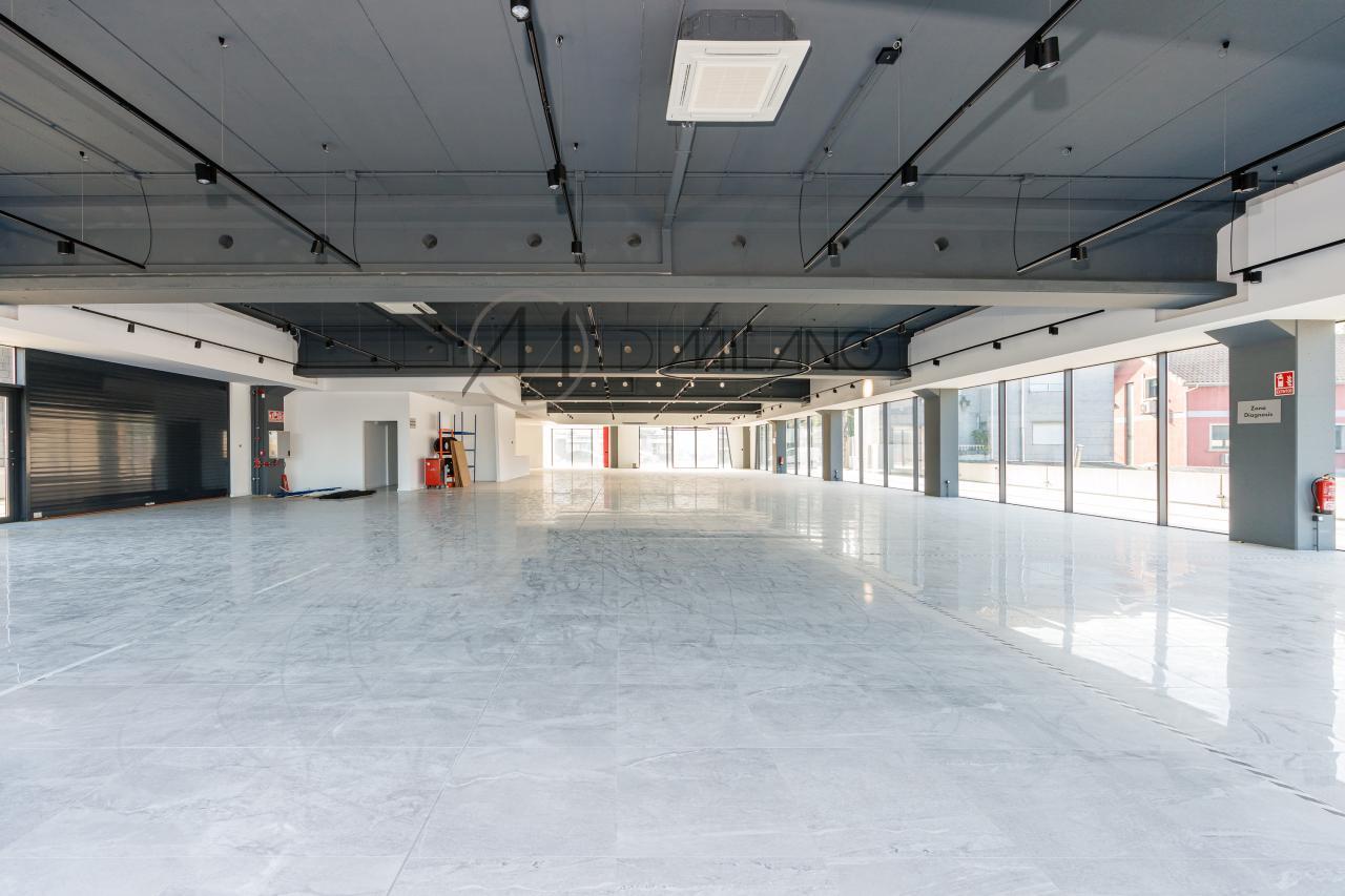 Nave industrial de 3.200 m² con licencia de concesionario y taller en Avenida de Madrid